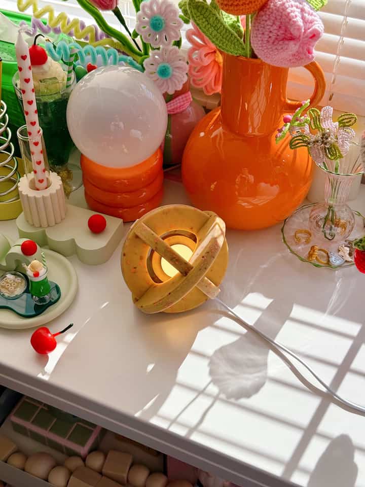 
COSMOのライト 💡

どこに飾ってもかわいい 😘

昼間の太陽の下でも
キラキラと輝くような光りで美しい ✨

そして
ライトオフの状態でも可愛い 🫶🏻


#Ohouseshopping #照明 #カラフル #カラフルなインテリア #ミッドセンチュリー #ミッドセンチュリーモダン #スペースエイジ #間接照明 #ライト 