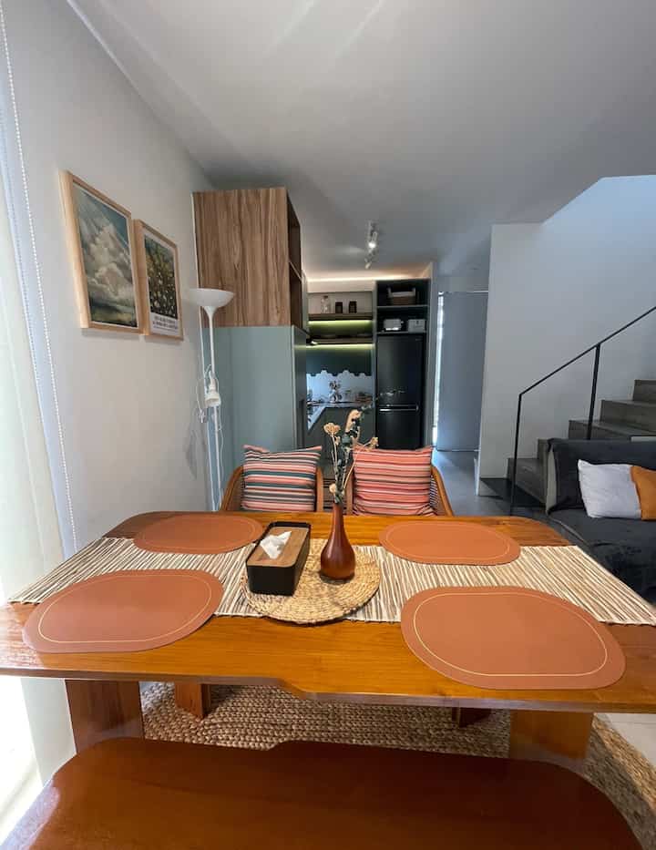 The kitchen is integrated with the dining room, which seems to be a new culture in young couples' homes, because while cooking, you can practically put it on the dining table while chatting with your family or beloved children :) #placemat #standinglamp #vasbunga #karpetecenggondok #dapuropenspace #rumahopenspace #rumahtanpasekat