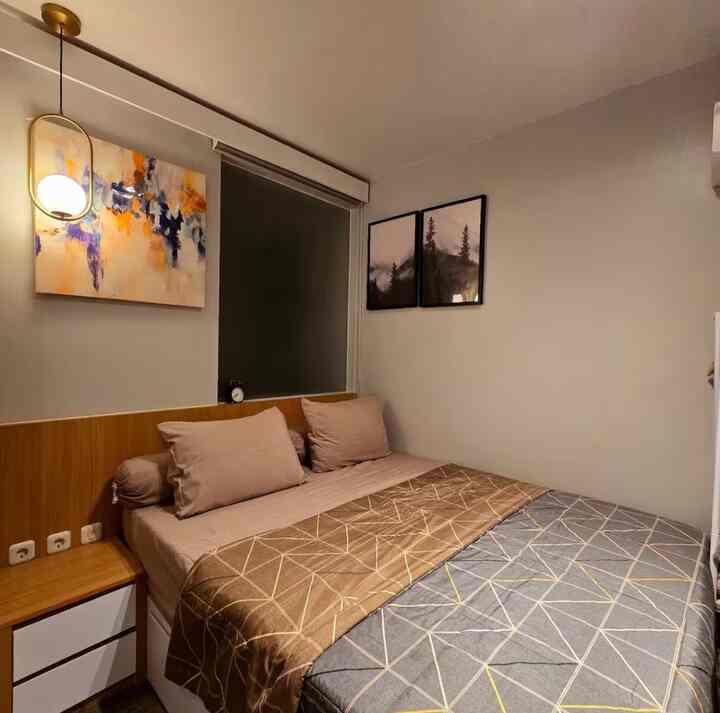Kunci kenyamanan selain bedcover dan kasur yang nyaman, kalau saya dengan menambah walldecor yang menenangkan seperti gambar hutan pinus menjadi salah satu syarat kenyamanan di kamar. Lalu jangan lupa pastinya lighting temaram yang membuat suasana menjadi cozy :) #bedcover #lukisanhutan #walldecor #lukisan #keranjang #keranjangrotan #kasurlipat #bedroomstyling #inspirasikamar #kamartidurnyaman 
