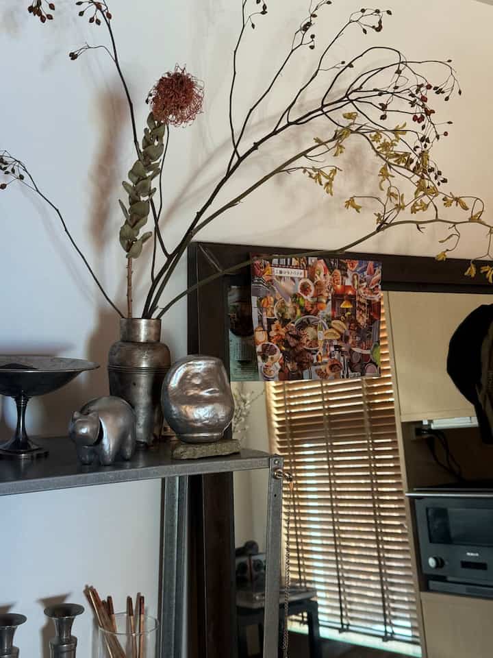 シルバー達磨＆シルバー赤べこ(?)
存在感があってお気に入りです💪

#インテリア #一人暮らし #ルームツアー #1LDK
#達磨 #赤べこ