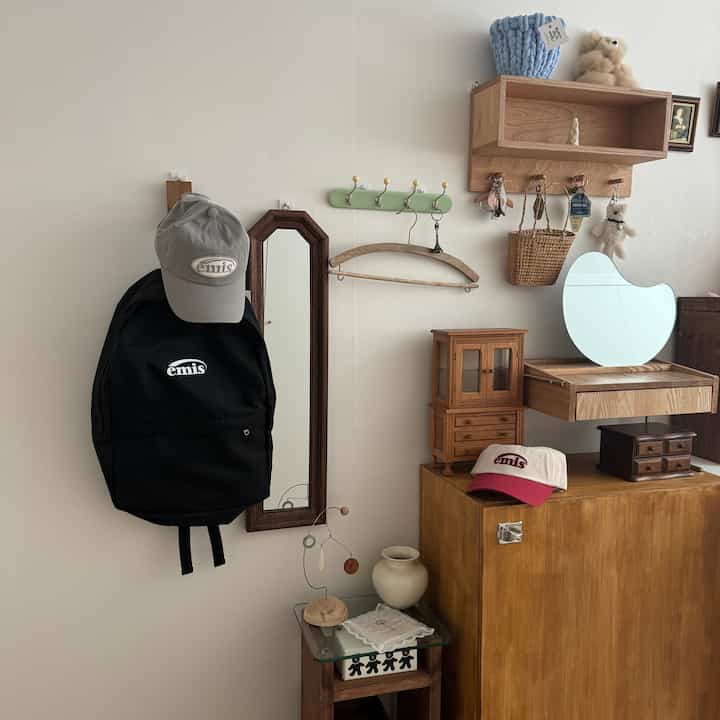 白い壁と木目調家具を配したかわいいヴィンテージ風ウォークインクローゼット