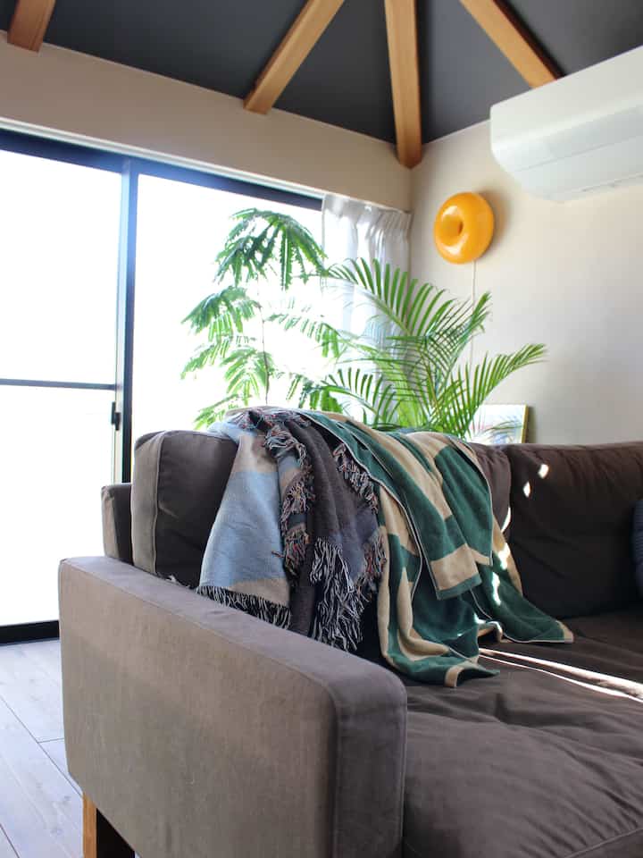 春の日差しが入るリビング

#リビング #無垢材フローリング #ソファ #ブランケット #タオルケット #マイトン #観葉植物 #アレカヤシ #エバーフレッシュ 