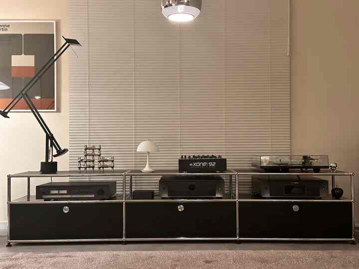 インテリア模様替え中

インスタグラマーはリビングに
オーディオ置きがち
インテリアを仕事にしているプロや
デザイナーはオーディオルームで
音楽を聴く

インテリアにオーディオを合わせるって
中々難しい作業の様に思います

jbl4333をリビングに置く予定は
もしかしたら他の部屋になるかも知れません

#リビングオーディオ
