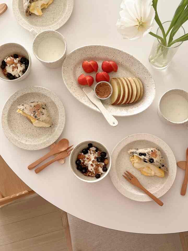 If you put it in a pretty bowl and eat it, it tastes better even if you eat it simply. 🤍 If you put it in a bowl with the same design and eat it, it looks prettier :) 

I like it on weekend mornings ✨

#Home Beige #홈카페 #홈스타일링 #홈카페인테리어 #베이지인테리어 #우드인테리어 #아침메뉴 #아침식사 #플레이트접시 #플레이트추천 #홈데코