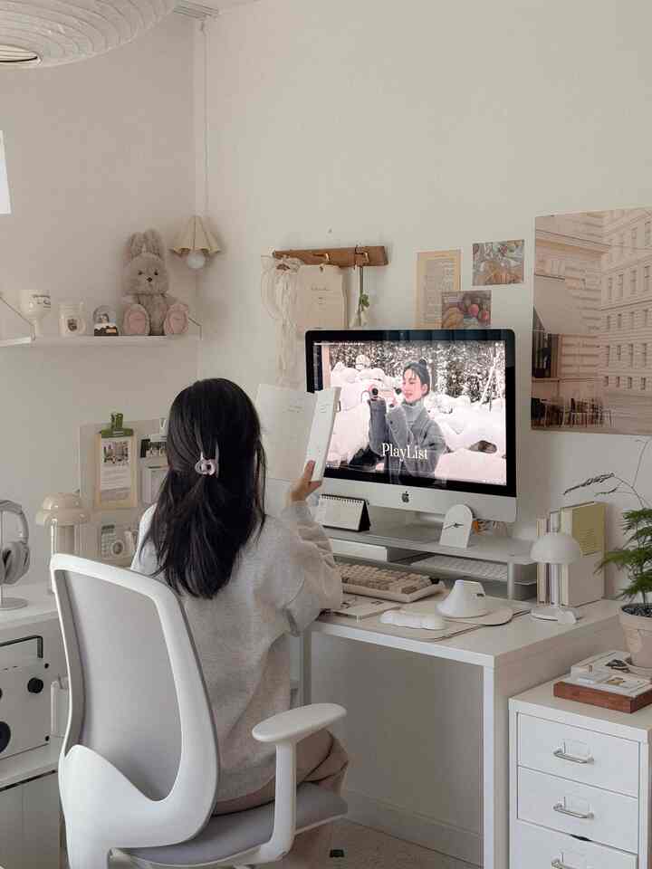 白を基調としたホームオフィス、快適なオフィスチェアとデスクが配置されたシンプルで整った作業空間