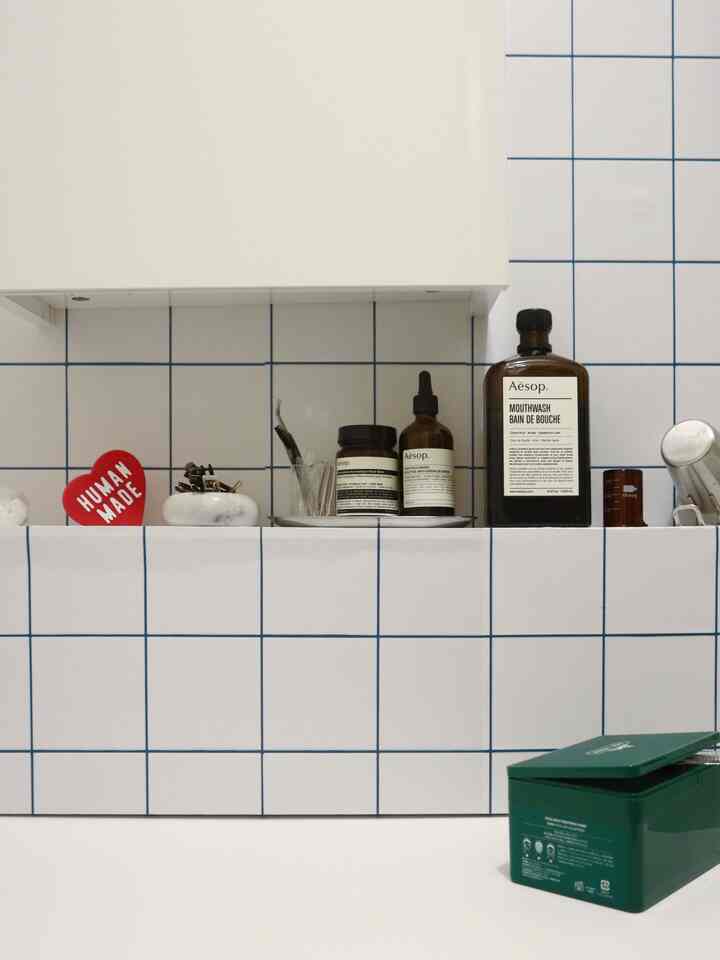 
DIYしたお気に入りの洗面所🫧
ちょっと模様替えしました。 
左側にスキンケアアイテムを並べて置いてたけどすっきりさせたくてキャビネットに収納しました ☺︎

やっぱり余白も大事だなと思っています。
2枚目のデザインレターズのカップの中は小さいお掃除グッズ入れにしています。





#Koreaninterior #韓国インテリア #無機質インテリア #シンプルインテリア #シンプルなインテリア #インテリア #洗面所インテリア #洗面所DIY #DIY #Aesop #IKEA #シンプルな暮らし #シンプリスト #ミニマリズム #洗面所インテリア #海外インテリア #インテリア配色 #インテリア小物 