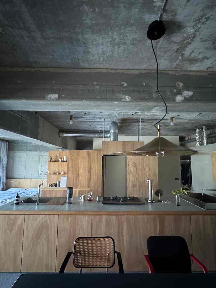 Meja dapur yang berfungsi ganda sebagai wastafel dapur dan kamar mandi
Ruang makan juga menyimpan sejumlah besar manga dan buku.


#Renovasi apartemen
#Dapur Kustom
#Satu ruangan
#Lauan