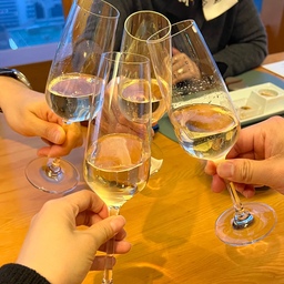 #예쁜템최고야 #콘수프기록
어제 외식 잘 다녀왔어요! 샴페인도 마시고🥂
사진이 10장밖에 안올라가서 아쉽네요 흐흐흐
예전엔 식당에 가도 음식에만 관심있었지 잔, 그릇에는 관심 덜했었는데 이젠 테이블웨어에도 눈길이 많이 가더라구요ㅎㅎㅎ
저는 손재주가 없어 예쁘게 만들고 담는건 아직 잘 못하지만, 확실히 예쁜 그릇에 정갈하게 플레이팅한걸 보면 눈으로도 한 번이라도 더 보고 더 맛있게 즐길 수 있는 것 같아요!
자꾸 노력해서 하다보면 늘겠죠?! 
오집에서도 플레이팅 잘 하시는 분들 보며 매번 감상하고 배우고 있어요🙏🏻
#일식 #일식그릇 #롯데호텔서울 #모모야마 #외식 #샴페인 #샴페인잔 #사시미 #바닷가재 #랍스터 #장어덮밥 #스시 #차완무시 