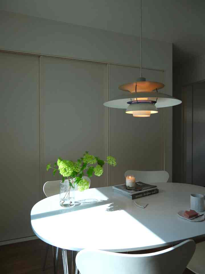 White dining
#Scandinavian interior #北欧モダン
#Life with space #シンプルインテリア
#Super oval table #セブンチェア
#interiordesign #interior #birbira
#lelabo #ph5