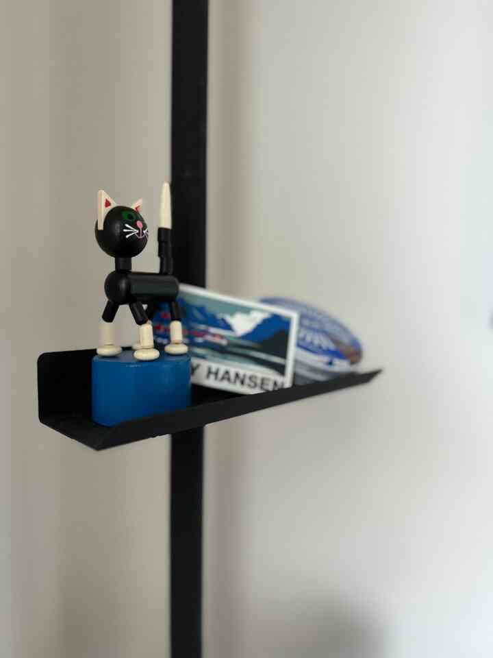 Tempat ini yang sudah lama tidak ada,
Isinya adalah aneka barang berwarna biru!
Aku mohon padamu, Kucing...!

#DETOA
#Republik Ceko
#garis tarik
#barulangtahun
#herryhansen
#Stiker
#Bisa
#kucing
#biru