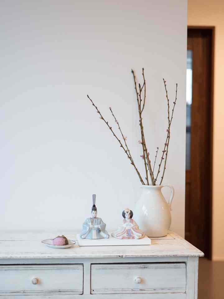 ひなまつり
娘が生まれた年に買ってもらった
7歳のおひなさま
桃の花　枝ばかりで花少なし
#ひなまつり #アンティーク