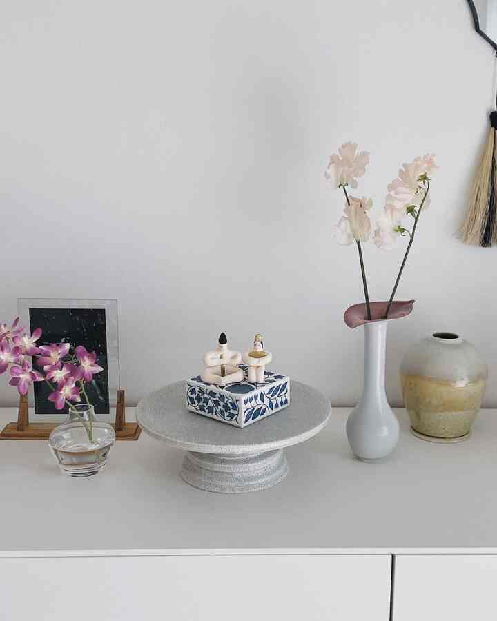 雛人形は住吉大社の裸雛。
夫婦円満のご利益があるのだそう。
台座には鈴懸のトリュフが入っていた空き箱を。

#雛人形　#飾り方 #飾り棚 #飾り #ディスプレイラック #オブジェ 