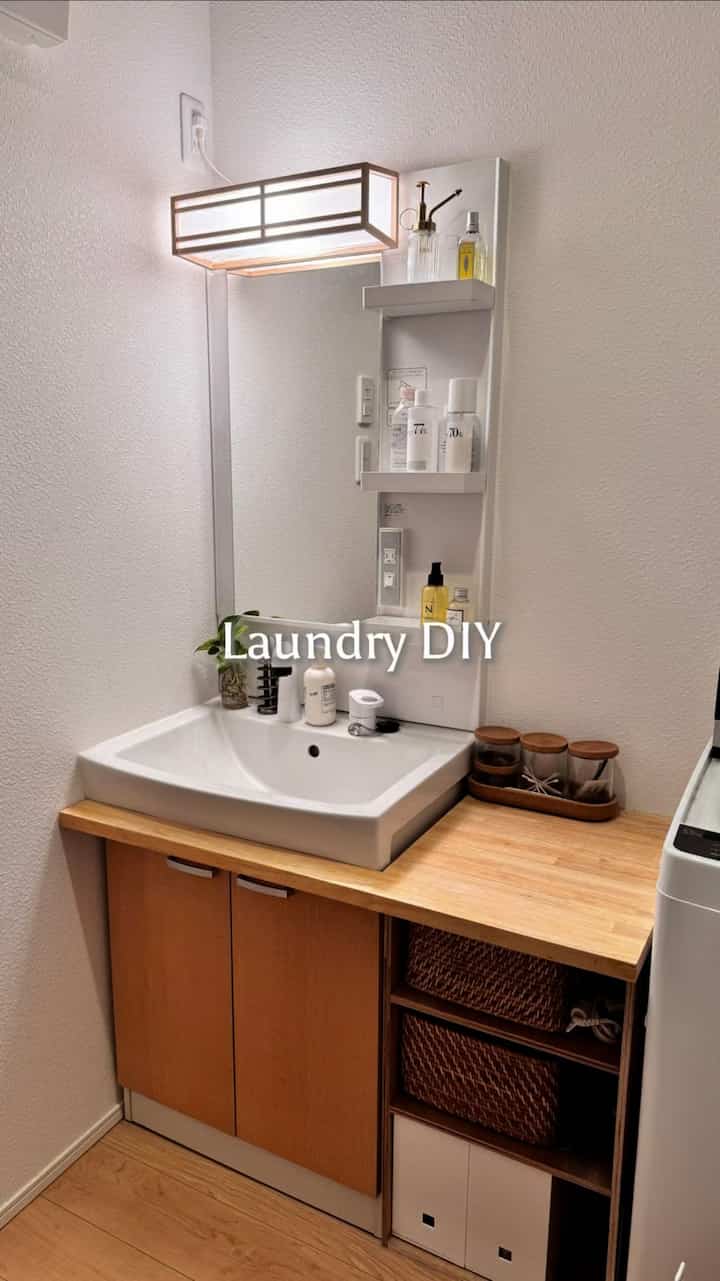 賃貸の洗面所を造作洗面風にDIY。
壁を傷つけず鏡なども外さないので原状回復もしやすいです。

임대 화장실을 제작형 세면대로 DIY!
벽을 손상시키지 않고 거울도 제거하지 않아서 원상 복구가 쉽습니다.

#和モダン #和モダンインテリア #ジャパンディ #モダンインテリア #無機質インテリア #ミッドセンチュリー #ミッドセンチュリーモダン #北欧家具 #ルームツアー #賃貸インテリア #インテリア  #賃貸暮らし #japandi #japandistyle #midcenturymodern #midcentury #집스타그램 #침실인테리어 #집스타그램 #인테리어소품 #무드등 #아파트인테리어 #interior #interiordesign 