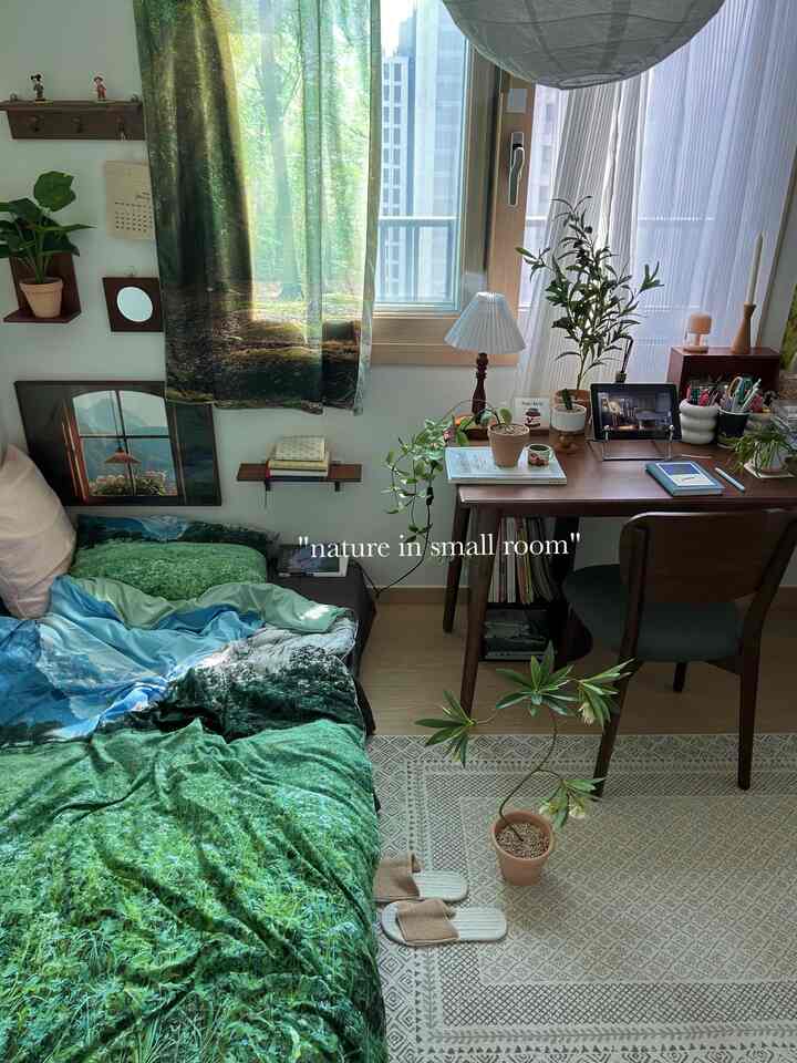 緑と木目調の小さな書斎、自然を感じさせる寝具とファブリックカーテンが雰囲気のある癒しの空間を演出