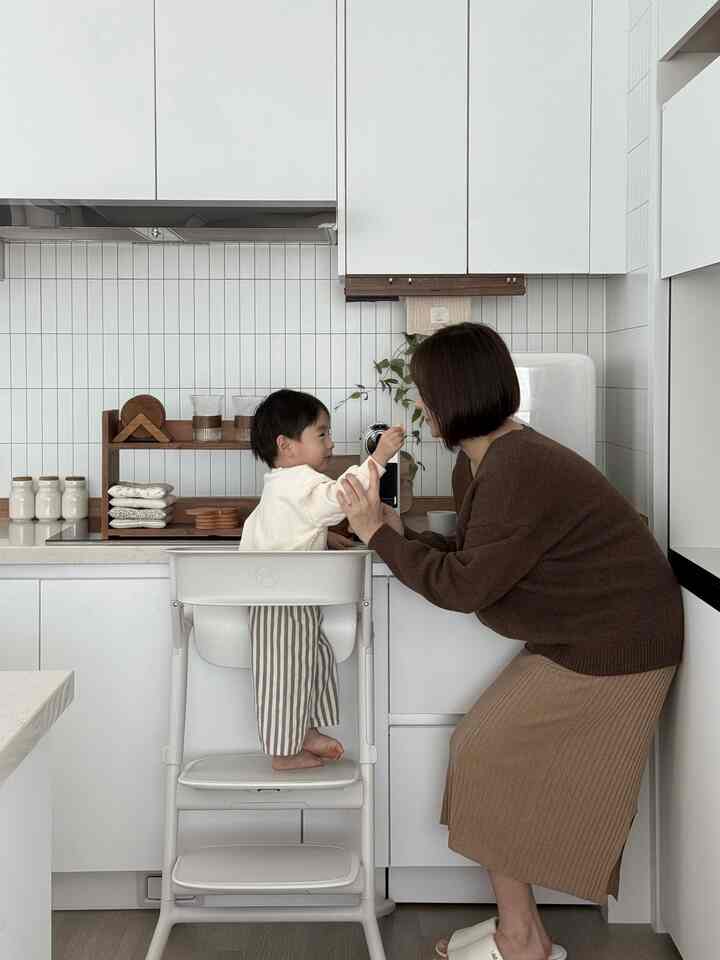 子どもたちの短い休暇が始まった今日、

一日を頑張るために午前からスーホと朝のコーヒータイム
ママのような目の高さで一緒に何か行くと言う
とても好きだった私たちの守護でした-
ランニングタワーで組み立ても簡単で、必要なときはいつでも取り除いた。 
安全に上り下り可能だから守護も大好きだったレモ🫰🏻

気持ちの良い一日から始めたので、残りの時間も頑張らなければなりません - ☕️
⠀ ⠀ 
⠀ ⠀ 
#cybex #サイベックスハイチェア #ハイチェア #ベビーダイニングテーブルチェア 
＃原木赤ちゃんテーブルチェア＃ベビーテーブルテーブルチェア 
＃原木ハイチェア＃ベビーハイチェア＃ハイチェアおすすめ＃理由 
＃ママゾーン＃赤ちゃんが住んでいる家＃ベビールームインテリア＃感性育児