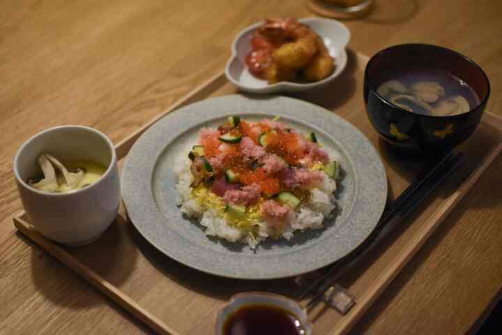 Saat itu sedang Hinamatsuri, jadi kami makan sushi chirashi 🎎
#FestivalAnakPerempuan #食卓 #お皿 #料理