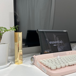 오전시간에 이렇게 집에 있어보는게 얼마만인지,, 😊
새학기 시작과 유치원 첫 등원을 끝내고 
너무나도 여유로운 아침이네요 😆
저번달 너무나도 소중한 선물을 받았어요
모나미 황금볼펜인데 
제 이름까지 각인으로 새겨주셔서 
이 볼펜을 쓸 수 있을까싶어요 💛
#마이데스크테리어 #콘수프기록 #모나미 #선물