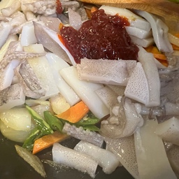 #오홈스토랑 #콘수프기록 #맞팔 #오징어볶음 #갈치구이 #키친플라워생선후라이팬 #저녁메뉴
오홈스토랑 4
전 저녁을 푸짐하게 먹는걸 좋아해요^^ 아침점심은 보통 건너서 안먹고요. 지금처럼 개학후에는 간단하게 점심 먹고 나가고
일다끝나고 저녁 먹는걸 좋아한답니다.
남편이 먹고 싶다고 해서 한 그때 오징어볶음 과정샷이요^^ 야채 준비후 야채 먼저 볶다가 전 오징어를 넣어요. 데쳐서 넣으면 더 낫다고 하시는 분들도 있고요.
남편이 크게 차이없다고 해서 그때 제 기분 내키는대로 한답니다. 세마리 사서 두마리 볶고 한마리는 손질해서 나중에 오징어국끓이려고 냉동실 넣어두었어요.
그리고 원래 해피콜양면팬으로 생선구웠는데 쓴지 오래되어서 버리고 키친플라워 냄새안나는 후라이팬으로 바꿨는데 괜찮은거 같아요. 확실히 덜나긴 하더라고요
갈치를 큰거 산다고 샀는데도 작아요 ㅠㅠ
이 사진 보니 또 생선구이 먹고 싶네요
아직 답방을 다 못갔어요 ㅠㅠ 늦더라도 꼭 가도록 할게요~기다려주세용