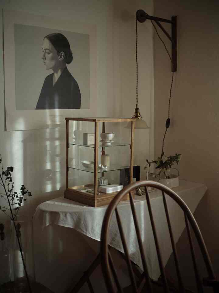 ナチュラルな木目調のダイニングスペース、ヴィンテージ家具とペンダントライトが配置された雰囲気のあるインテリア