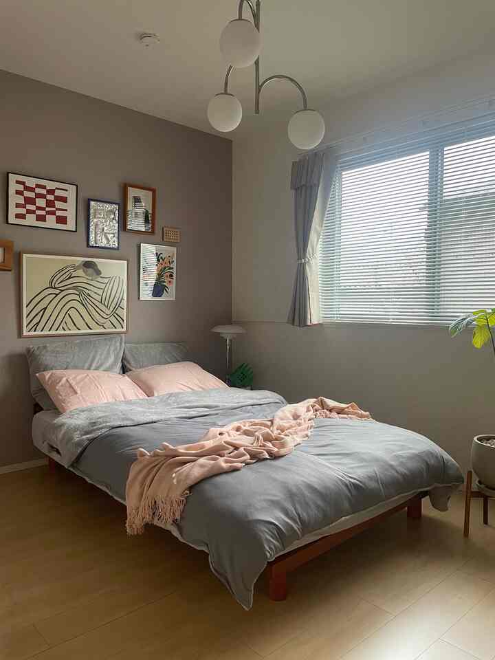 Gray and pink bedding bedroom estimated at 6 tatami mats, featuring natural wood flooring and wall posters creating a cozy space