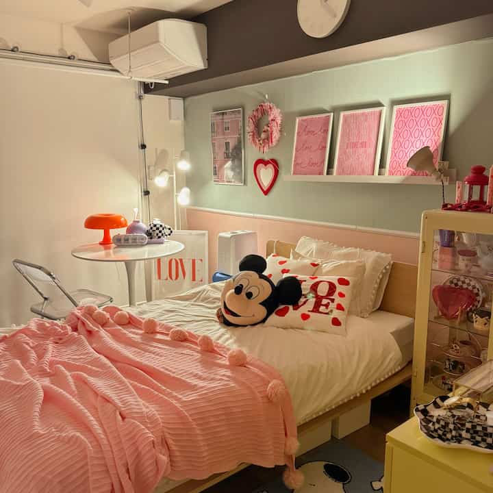 夜🌃間接照明だいすき🛋️
遅くまでスマホいじり寝不足になりがち🥱

#一人暮らし #間接照明 #夜 #ベッド #ベッドルームスタイリング #カラフルインテリア