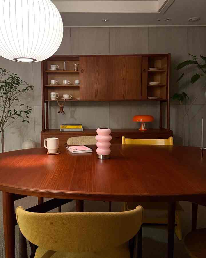 誰の邪魔にもならない完全な私だけの時間…。 🤎

自分だけの時間を持つときに必ず必要なバブル照明💡
無線なので空間の制約なしに家のあちこちに自由に🫶🏻☺️

✔️タッチひとつでON/OFF＆色温度調節
✔️電球色/朱白/朱色 - 好きな雰囲気に変身
✔️2段階から30段階まで明るさ調整可能
✔️完全ワイヤレス充電 - どこでも自由に利用可能

＃リビングインテリア＃ビンテージインテリア＃北欧インテリア＃ウッドインテリア＃照明インテリア＃midcentury＃homestyling＃mylvngrm＃cozyhome 