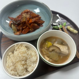 오늘 메뉴는 “오징어볶음”&“된장찌개”😋
오늘의 요리사는 와이프!👩🏻‍🍳
역시 와이프가 해준 요리가 제일맛있!🙈
오늘도 와이프덕에 든든하게 먹고 출근!👏🏻
고마워!🫶🏻
#오홈스토랑 #콘수프기록 #신혼집밥 #신혼부부 #오징어볶음 #된장찌개 #홈스토랑 