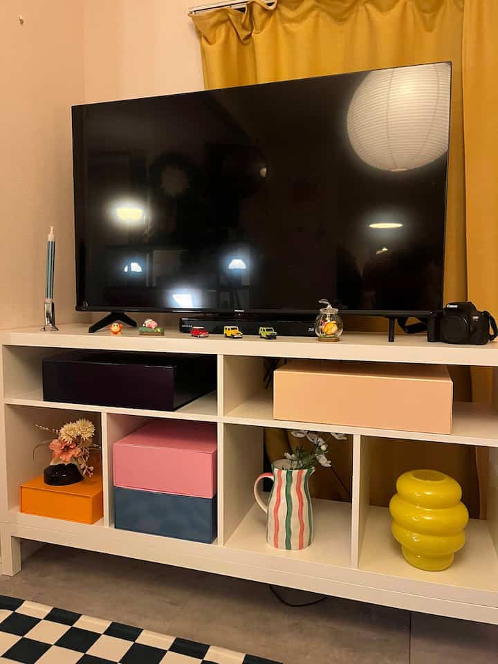 カラックスをupdate‼︎
おにゅうな🟡は何入れよう。。。そのままでも可愛いけど！
トミカも最近買った^ ^3台プチ納車🚗
.
.
.
#IKEA
#テレビ台
#テレビ周り
#カラフルなインテリア 