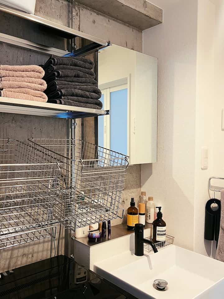 I was worried that the stainless steel laundry rack would not fit, but it was a perfect fit

The laundry basket was plastic and not very good, so I changed to Muji
#bathroom #浴室棚 #洗濯カゴ #ドライヤー #洗面台 #洗面所インテリア