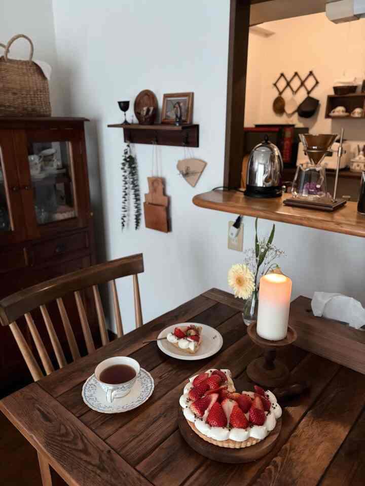 きのうつくったいちごタルト🍓♡

キレイにできた！と思ったらカスタードがゆるくて切ったら崩壊しました😂

でもおいしかったのでまぁよし。


#アンティークインテリア #ビンテージインテリア 
#おうち時間 #カフェインテリア 