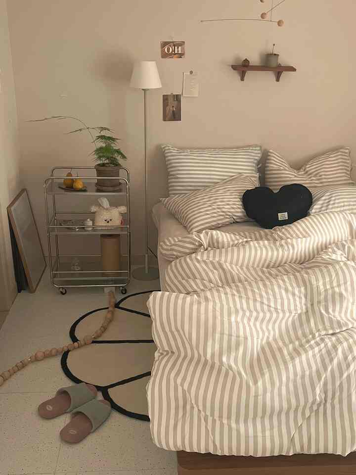 

I really like stripes… 😅

When I open my closet, my clothes are striped
My blanket is striped
My curtains are striped
Even my kitchen cloth is striped…
I’m addicted to stripes at this point🤣🤣

This time, my spring blanket is also striped!

My bed is a large king size, so it’s not easy to find a large king size blanket🥲🥲
This blanket completely covers the mattress
and it’s spacious, so I really like it🎶

#Blanket #침실인테리어 #침실조명 #이불 #봄인테리어 #침구교체 #침구세트 #침구인테리어 #침구스타일링 #안방인테리어 #안방꾸미기 #침실러그 #침실소품