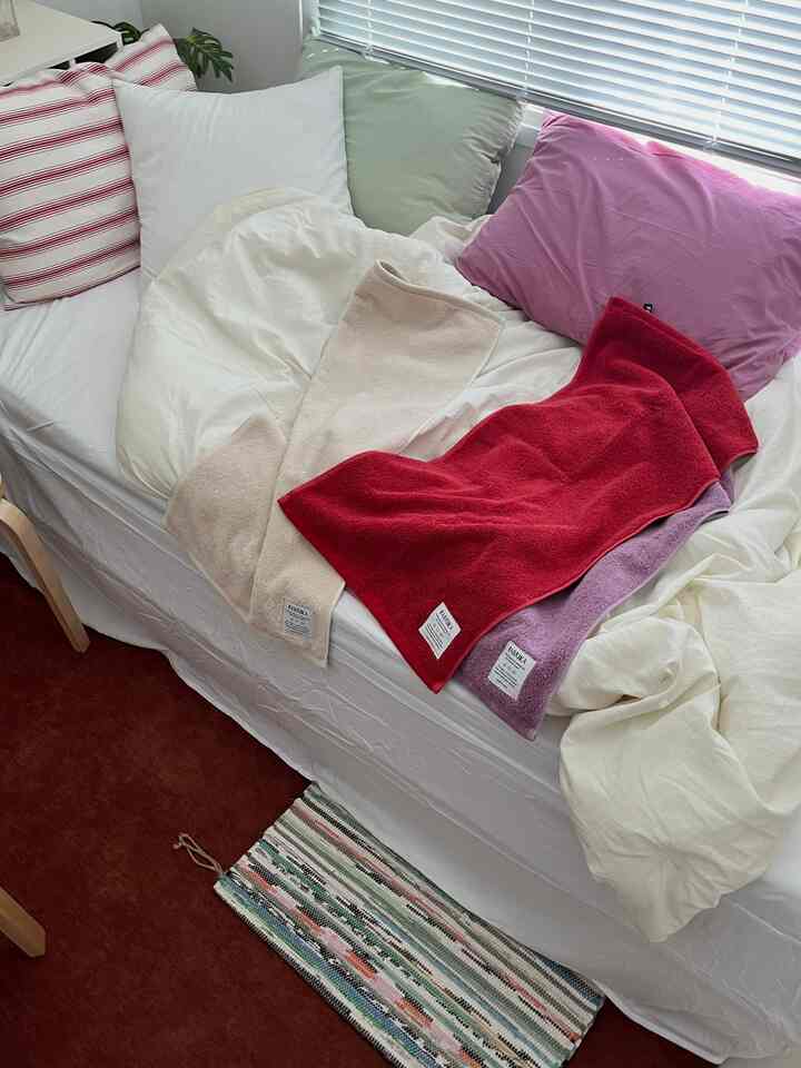 ＃製品提供の完璧なヒップでふっくらと弾く私の新しい〜タオル🧖🏻‍♀️

📌 ファブリカ - ファブタオル 3p <ホワイトベージュ, プラム, レッド>

髪の毛金持ち＆長髪人間は髪を乾かすときに薄いタオルには選べないことを知っていますか？自宅で頭を閉じた後にも持っているタオルの中で一番ドトムハンを取り出して私にファブタオルは一茎の光のような.... 💭

ドトムしてふわふわしてすでに100点満点なのに、大きさまで一般タオルよりもう少し大きい方なので元々シャワーを浴びたら頭に一枚、体に一枚-合計二枚ずつタオルをかぶったが、パブタオルは一つでも処理(?)可能~~~~ 🐥

綺麗で、使い心地良く、大きさまで寛大なファブタオル.. 歩いておくだけでも綺麗なのにこれささやか、、？ 🥸
。
。
。
。
＃ファブリカ＃ファブタオル＃タオルおすすめ＃タオル＃タオル＃bedroom＃bedroomdesign＃roomdecor＃home＃homedecor＃インテリア＃家具＃pinterest＃iphone＃pinterestinspiration 