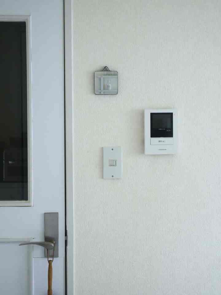 
インターフォンの横に以前購入したHAY RUBAN RECTANGULARのミラーを。
おそらく廃盤になってしまっています。
メルカリなどで購入できるかと思います ☺︎

ドアは壁紙屋本舗のハッテミーでホワイト化しましたがこの壁紙は上からペイントできるのでいつか可愛い色にしたいな💭





#Koreaninterior #韓国インテリア #無機質インテリア #モノトーンインテリア #海外インテリア #インテリア #ダイニングインテリア #HAY #壁紙屋本舗 #インテリア小物 #モノトーンインテリア #インテリア配色 