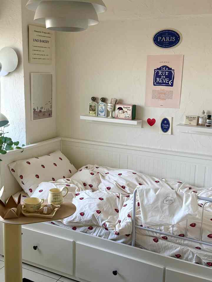 new bed linen🛌
よくみるといちごちゃん🍓春っぽくて可愛い🌷
ラグがblackのせいか思ったよりラブリーに
ならなかった☺️


#bedroom #ベッドリネン #寝具 #ベッドルーム #寝室 #ベッドルームインテリア #寝室インテリア #マイルーム #マイルームインテリア #韓国インテリア #韓国ブランド #침실 #침대 #침구 #침실꾸미기 #침실인테리어 #홈인테리어 #마이홈 #아파트인테리어 