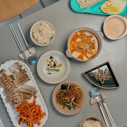 #오홈스토랑
오늘 저녁은 직접 만든 보쌈과 함께 든든한 한 끼를 즐겼어요.
촉촉하게 삶아진 고기를 먹기 좋은 크기로 썰어 준비하고, 매콤하게 무쳐낸 무김치까지 곁들이니 밥도둑이 따로 없었어요. 보쌈 한 점을 입에 넣으면 부드러운 고기와 새콤달콤한 무김치의 조화가 정말 최고였답니다.
보쌈뿐만 아니라 냉장고 속 반찬들도 함께 차려서 더욱 풍성한 식탁이 되었어요. 김치찌개도 한소끔 끓여내니 국물까지 완벽. 칼칼하고 깊은 맛 덕분에 숟가락이 절로 가더라고요.
아이는 따로 계란프라이를 만들어줬는데, 한입 맛보더니 보쌈이 더 맛있다고 보쌈을 집어 먹더라고요. 어린 입맛에도 맛있는 건 똑같나 봐요.
이렇게 온 가족이 함께 맛있게 먹으니 더없이 행복한 시간이었어요. 집에서 직접 만든 보쌈, 앞으로도 종종 해 먹어야겠어요.
#집밥 #보쌈한상 #김치찌개 #잡채맛집 #한식사랑 #저녁식사 #가족식탁 #홈쿡 #밥도둑 #고기러버 #공간분리인테리어 #맞팔 #콘수프기록 #요리하는즐거움 #집에서즐기기 #한식스타그램 #푸드스타그램 #행복한시간 #든든한한끼 