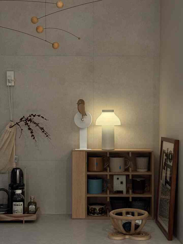 ＃今日のシーンカット＃今日の私たちの家＃これは住んでいますか？
私の家の一点を占めるチェ・アジョンです〜
コーヒーをどのカップに飲むかによって味と気分が変わる楽しみがあります:)
カップボードの色感が快適で暖かく雰囲気によく溶け込んでいきました。
昨日到着したウッドバディまで〜 
もっと頻繁に滞在するスペースになると思います🧡

＃カップボード＃カップ棚＃ウッド＃バディ二酸化炭素＃birdie
＃モバイル＃キッチン＃インテリア＃タリミホーム＃コーヒー＃エスプレッソ
＃マグカップ＃ドリップコーヒー＃日常＃ヒーリング＃最愛スペース＃チェアテム
#モービル #デンマーク家具 