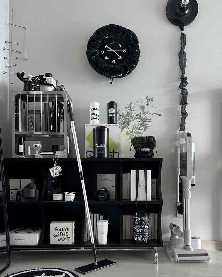 普段も使いすぎるクォッシュ洗浄ロールティッシュ✨
ブラックラバーの多くのリクエストでブラックキャンプエディションがリリースされたそうです！
でも限定版..これは我慢できない..

通常のティッシュより油のとき、水の際、汚れなど汚染をしっかり除去してくれ
ほこりがとてもよく見えるブラックインテリアに必須のテム••
特にクォッシュ製品は殺菌剤が添加されていないので安心して使います。 
キャンプはもちろん、日常生活でも利用可能です。
私のようにブラック好きの方はぜひゲットしてください。

📢3月7日から3月28日まで開催されるクォッシュダウンセール📢
<クォッシュダウンセット>と<ブラックキャンプエディション>と共に毎週オープンする1+1タイム特価と5%無制限割引クーポン、最大1万5千ウォン積立金支給など50万ウォン相当の「イノメサギフトカード」を受けることができるレビューイベントもあるのでお見逃しなく！  #세정티슈추천 #쿼시다운세일 #quash #블랙캠핑에디션 #캠핑롤티슈 #롤티슈 #롤티슈추천 #살림템 #살림템추천 