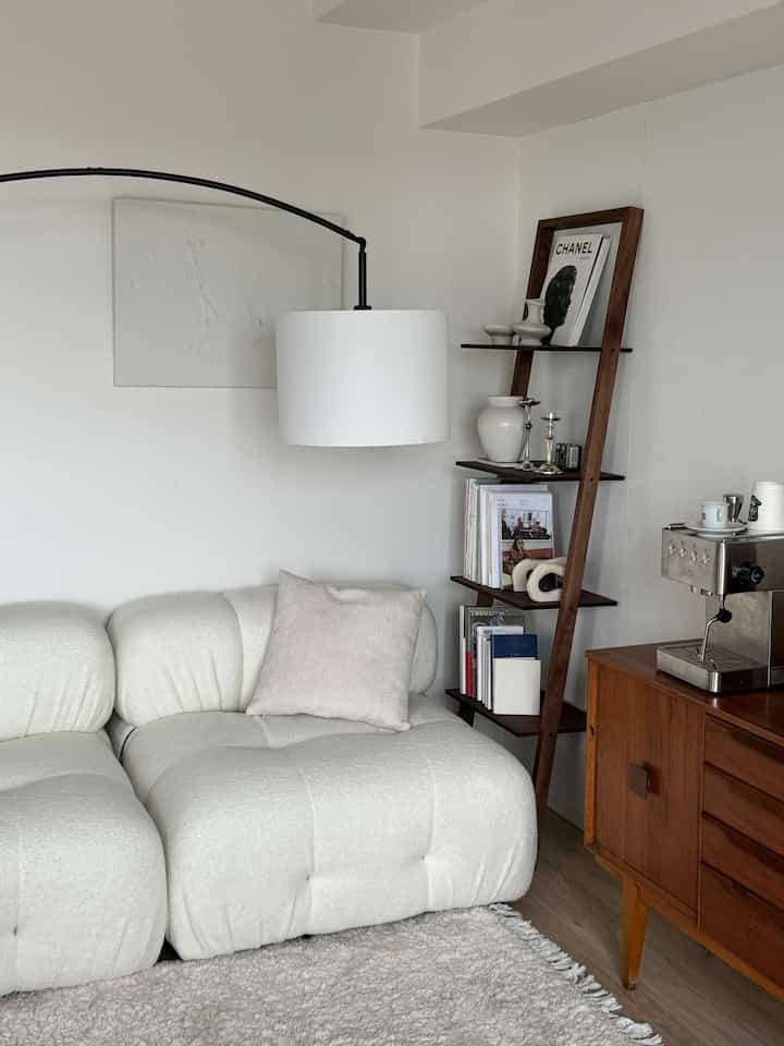 IKEAのライトをソファ側に移動🛋️ もうちょっと小さめのスタンドライトの方がいいなと思ったり。。。  #ソファ #リビング本棚 #リビング小物 #キャビネット 