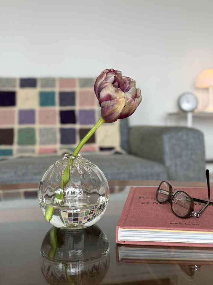 終わりかけのチューリップ。
岡山県倉敷で制作されている石川昌浩さんの
美しいガラスの一輪挿しで楽しんでます🌷



#チューリップ
#チューリップ八重咲
#網目丸壺　石川硝子工藝舎
#一輪挿し
#ルイスポールセンパンテラポータブル
#アルネヤコブセンステーションテーブルクロック
#pfsソファ
