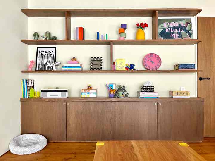 #リビング #リビング本棚 #ディスプレイラック  #リビング本棚 #リビング小物 #リビング収納 #リビング雑貨 #リビングインテリア #ディスプレイ #カラフル #カラフルインテリア #カラフルなインテリア #ミッドセンチュリー #リノベーション #リノベーション #IKEA