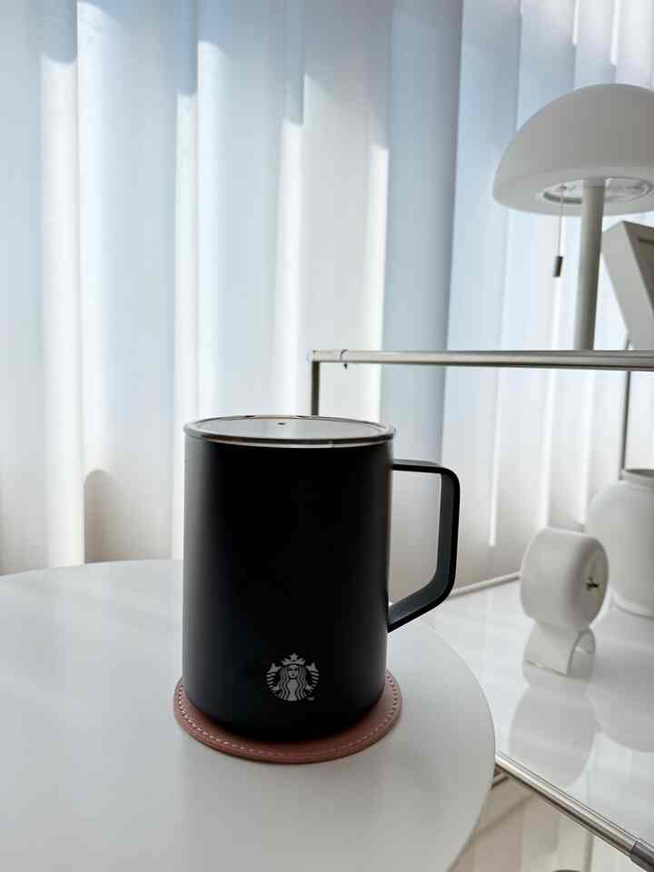 しっかりとしたエスプレッソを抽出して暖かいアメリカンを一杯します〜☺️☕️

＃ホームカフェ＃ホームカフェインテリア＃ホームカフェゾーン＃アメリカーノ＃ラテ
＃ブレビル＃メイド＃コーヒーマシン＃コーヒータイム＃コーヒーマシンおすすめ
#ピアバ #卓上時計 #卓上時計おすすめ #きのこ照明 #照明おすすめ
＃ダンステンド＃ホワイト照明＃ホワイト小道具