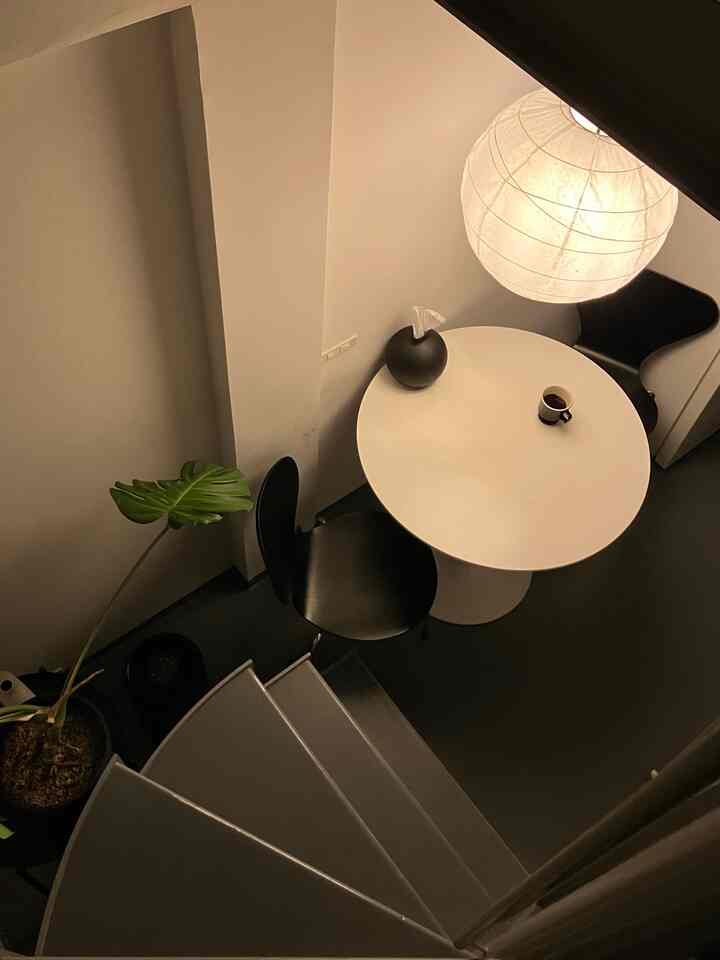 夜のダイニング。☕️
椅子は #FRITZHANSEN で揃えています！
照明のシェードは #IKEAです💡

#ラウンドテーブル #カフェテーブル 