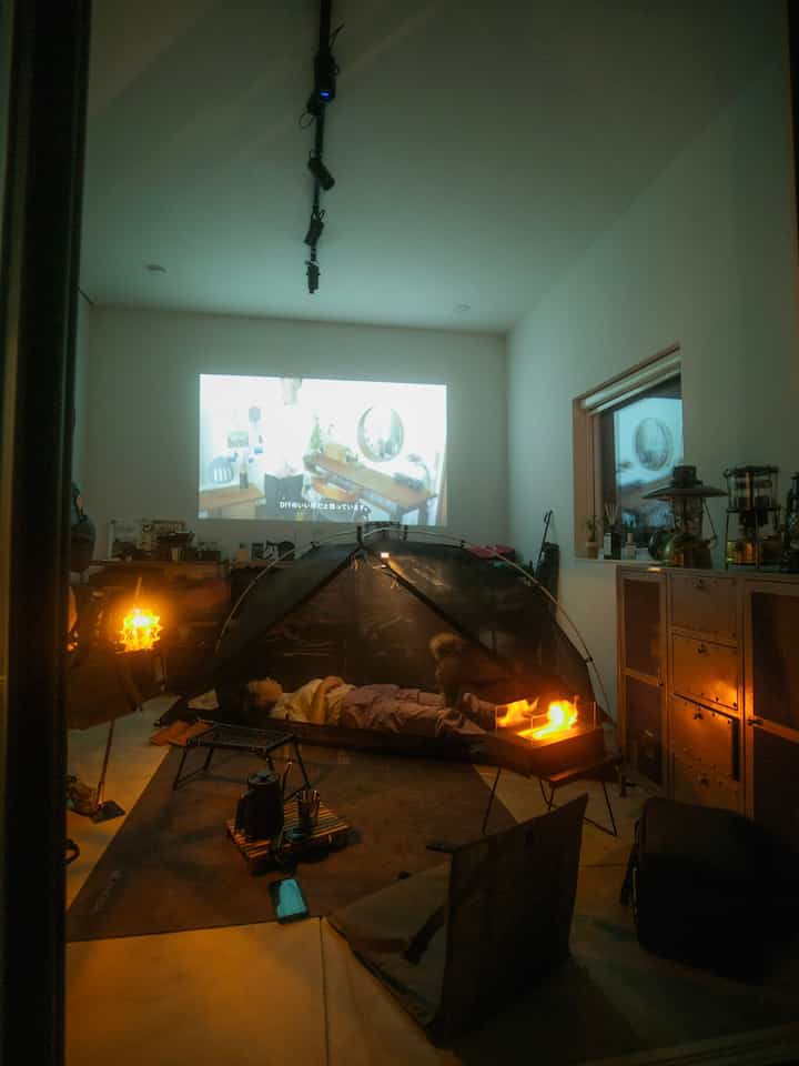 秘密基地の部屋でお家キャンプ🏕️
👩はテントの中で寝てます🤣
.
#アウトドアリビング
#お家キャンプ
#アウトドアのある暮らし
#ルームシアター