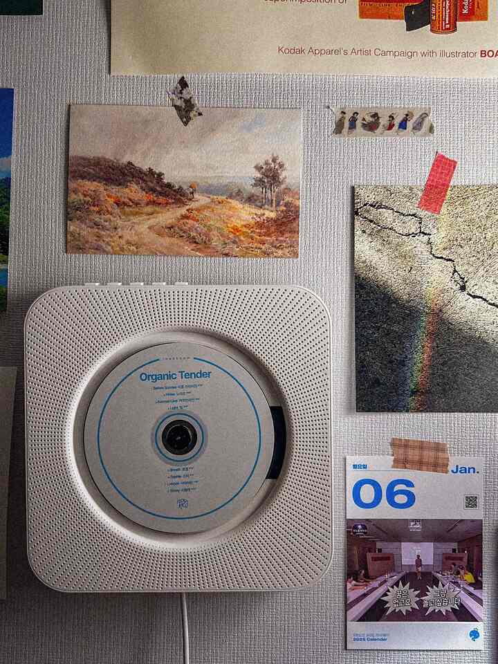 新しく買ったCDを聞いて写真一枚撮りました💙
私が好きなかわいいポストカードと好きなバンド音楽はとても癒しです~~ 

私はバンドや映画のostをたくさん聞いています。
皆さんにもおすすめしたい音楽がありますか〜😊

教えてください。一度一緒に聞いてみましょう！



#cd #cd플레이어 #취미생활 #엽서 #엽서인테리어 #원룸인테리어 #자취방 #자취방꾸미기 #오늘장면한컷 #집꾸미기 #포스터 