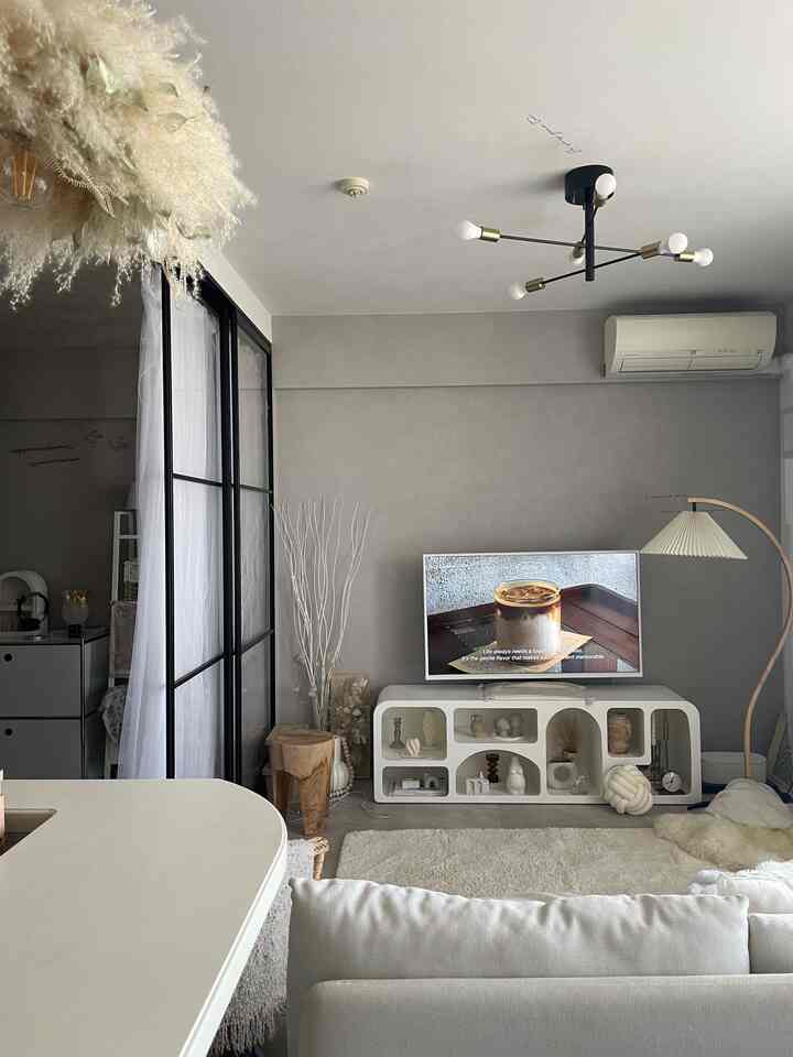 可愛いリビング♡
テレビも白枠にしてお気に入り☺️

実はマステ貼っただけです🤭 

#マンションリフォーム
#マンションインテリア
#韓国インテリア 
#マンションリノベ
#中古マンション
#賃貸インテリア
#間仕切り #パーテーション 
