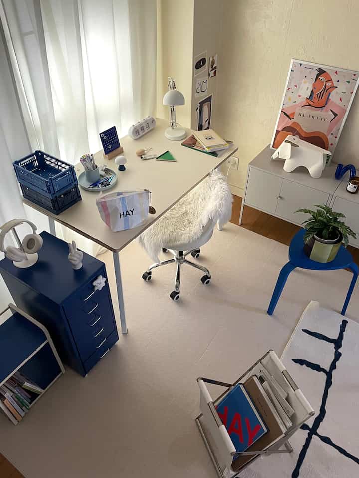 白と青のトーンが映える1DKのワークスペース、整然としたデスクとスツール、収納キャビネットが配置された雰囲気あるインテリア