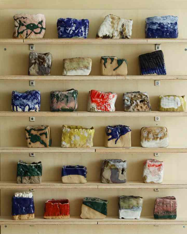 A small, chunky accessory case

#wall shelf #陶器 #器 #陶芸 #小物入れ