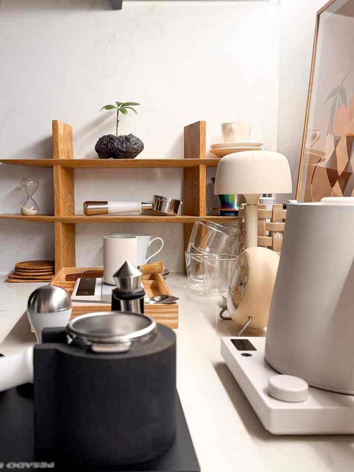 ＃私たちの趣味
私たちのカップルが一緒に楽しむ趣味ゾーン🤎
まさにホームカフェゾーンです。 

好きな豆を選んで、抽出ガイドに従って丁寧に降りたコーヒー一杯☕️日常に幸せが加わります:)

ルミハウスホームカフェゾン情報
🏷コーヒーマシン：エロチオマヌスS
🏷 タンピングステーション:ペサド58.5
🏷スケール：バリアAKU Proスケール
🏷トレイ：ブロムスアベントトレイ
🏷シェルフ：ハッシュタグシェルフ 
🏷ポータブル：スカンジリビングヘロー照明
🏷豆腐保管容器：プリパラ
🏷 豆：フィルアウト 

＃コーヒータイム＃ホームカフェ＃ホームカフェゾーン＃ホームカフェを飾る＃ホームカフェインテリア＃ホームバリスタ＃グラインダー＃コーヒーマシン＃coffeetime＃coffeelover＃homecafe #homebarista＃coffeeathome