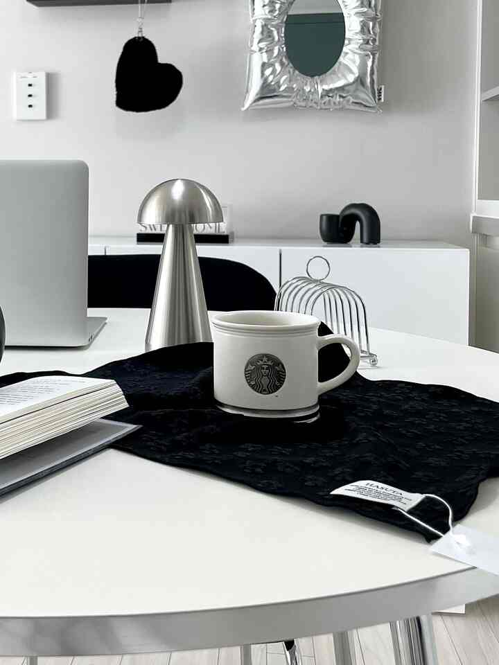 白と銀色のトーンのダイニング、中央に配置された丸テーブルとおうちカフェ要素があるシンプルモダンな雰囲気のインテリア