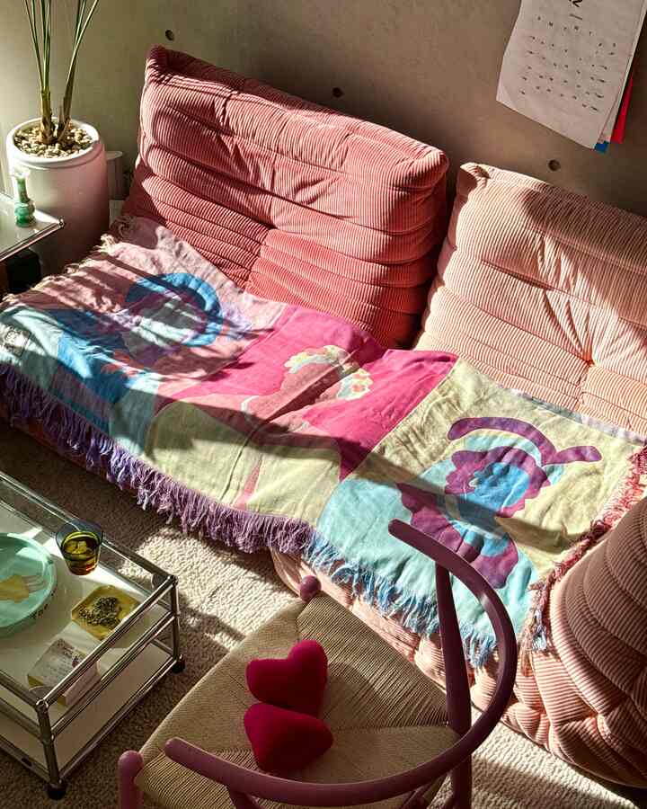 おひるー

#リーンロゼ #ligneroset #ピンクインテリア #ソファ #sofa #カラフルインテリア #yチェア #クッション #ブランケット